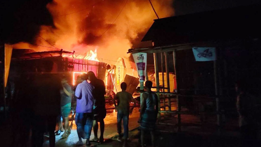 হালুয়াঘাটে মধ্যরাতে আগুন, পুড়ে গেছে ১২টি দোকান