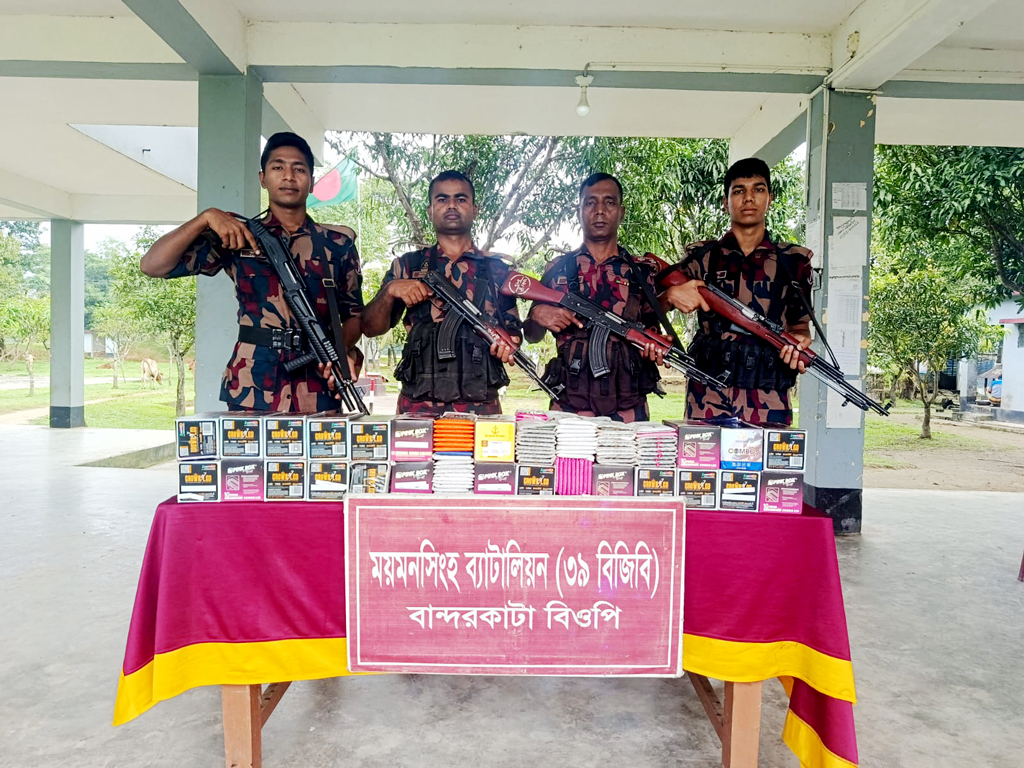 হালুয়াঘাট সীমান্তে প্রায় অর্ধকোটি টাকার ভারতীয় মোবাইল ফোনের ডিসপ্লে জব্দ
