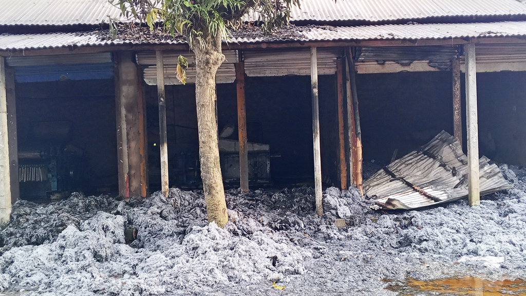 হালুয়াঘাটে তুলার গুদামে আগুন, ২৫ লক্ষাধিক টাকার ক্ষতির দাবি