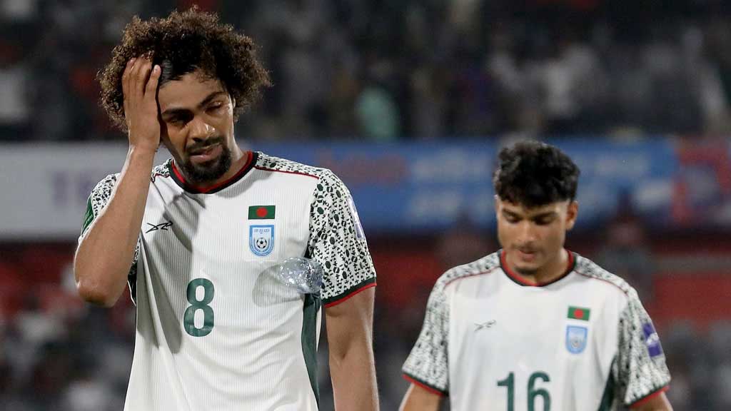 সিঙ্গাপুরের বিপক্ষে প্রাণপণে লড়েও জিততে পারেনি বাংলাদেশ ফুটবল দল। ছবি: আজকের পত্রিকা