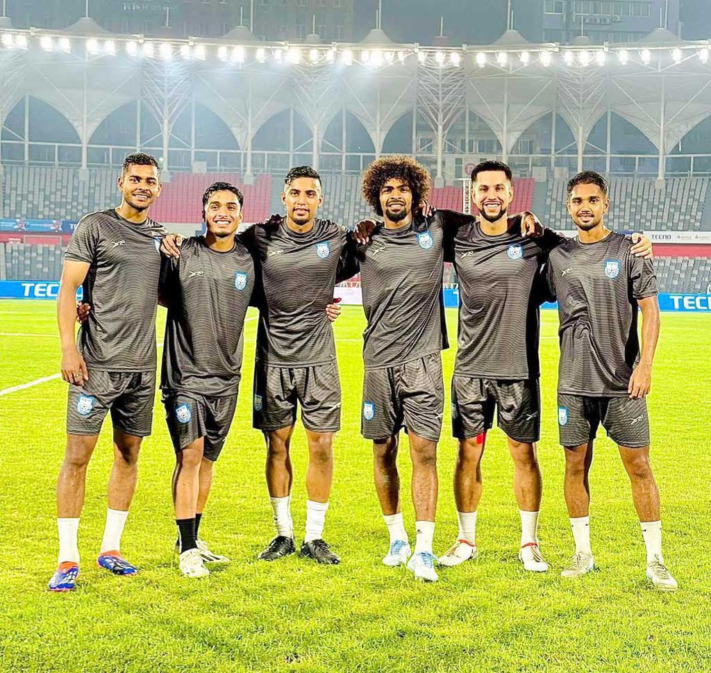 এক ফ্রেমে শমিত, ফাহামিদুল, জামাল, হামজা, তারিক ও কাজেম। ছবি: ফেসবুক