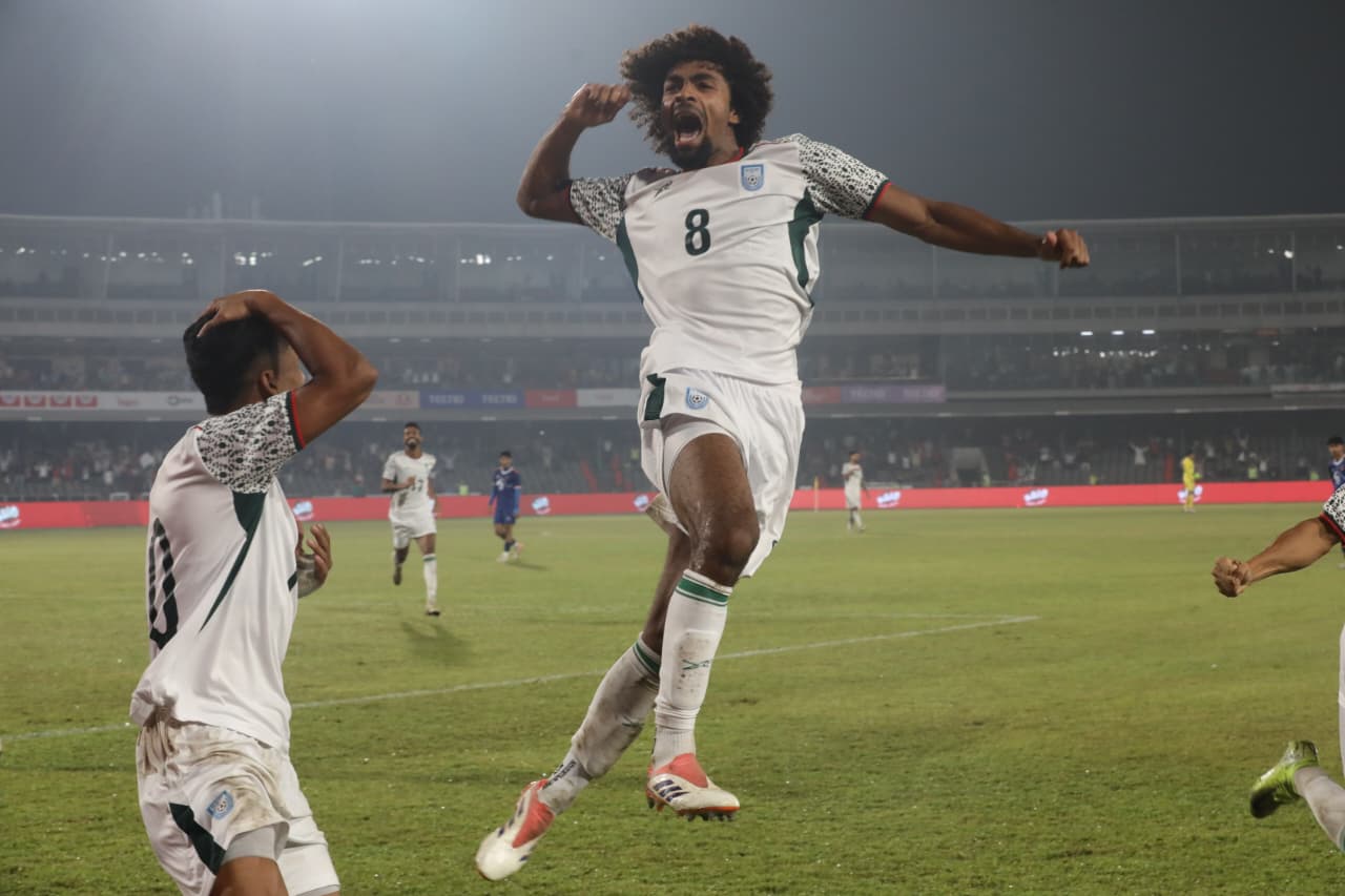 হামজার জোড়া গোলে এগিয়ে বাংলাদেশ