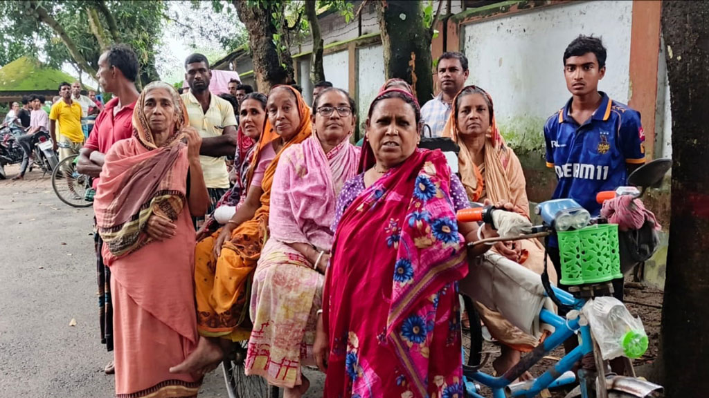 হাতে টান পড়লেই হিন্দুপাড়ায় চাঁদা তুলতেন তাঁতী দল নেতা