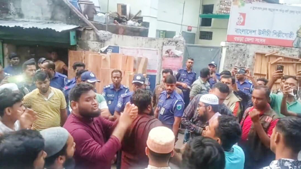বগুড়ায় সমবেত কণ্ঠে জাতীয় সংগীত কর্মসূচিতে হামলা