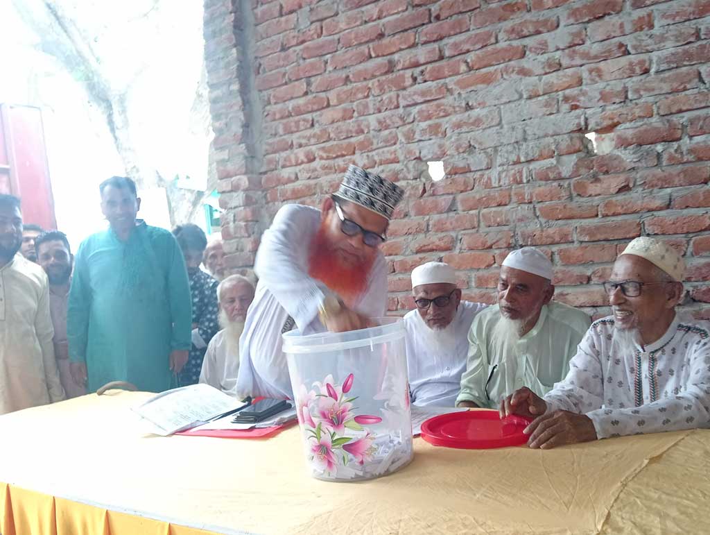হোমনায় ২৭ বছর পর লটারিতে জয়পুর বাজারের ২১০টি দোকান ভিটার মালিকানা নির্ধারণ