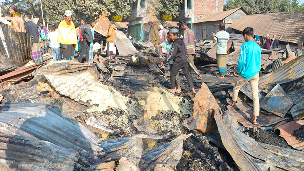 তিতাসের দুলারামপুর বাজারে অগ্নিকাণ্ডে ১৫ দোকান পুড়ে ছাই