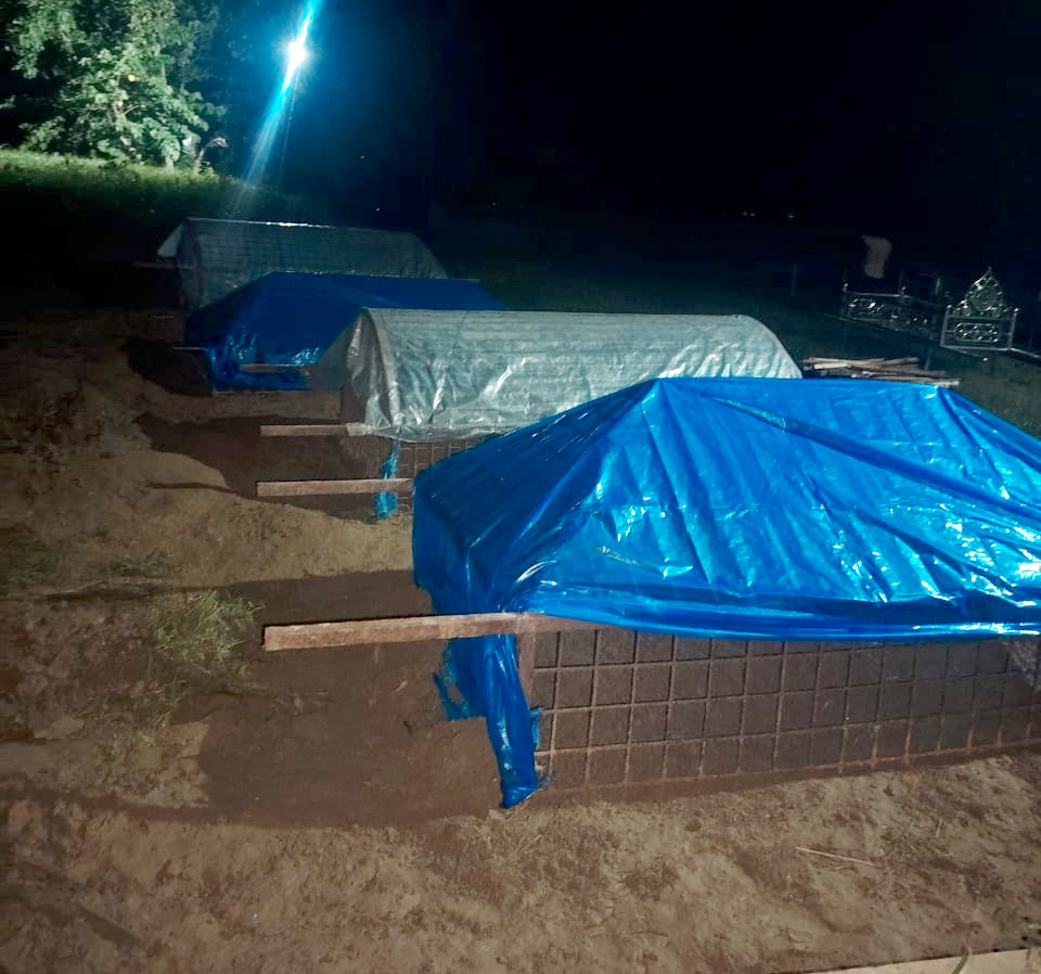 হোমনার লটিয়ায় পাশাপাশি কবরে শায়িত মা ও ৩ মেয়ে, বাকরুদ্ধ একমাত্র জীবিত সন্তান সিফাত