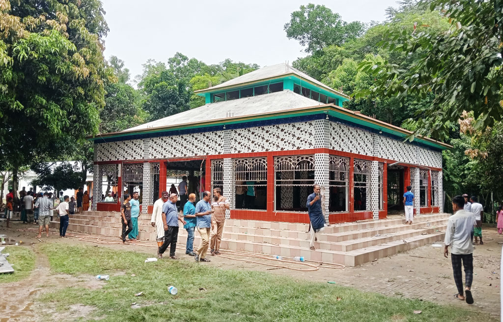হোমনায় মাজার ভাঙচুর-অগ্নিসংযোগের ঘটনায় গ্রেপ্তার ৪