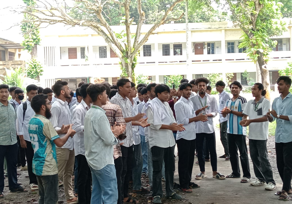 হোমনা সরকারি কলেজে বহিরাগতদের হামলার অভিযোগে শিক্ষার্থীদের বিক্ষোভ, অবরুদ্ধ শিক্ষকেরা