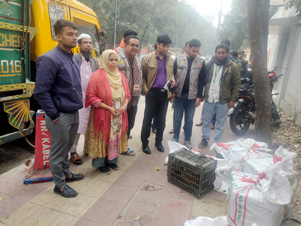 রাজধানীর যাত্রাবাড়ীতে আটটি মুখপোড়া হনুমান উদ্ধার