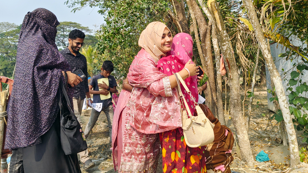 স্বামীর জন্য ভোট চাইতে হাতিয়ায় গ্রামে গ্রামে যাচ্ছেন হান্নান মাসউদের স্ত্রী