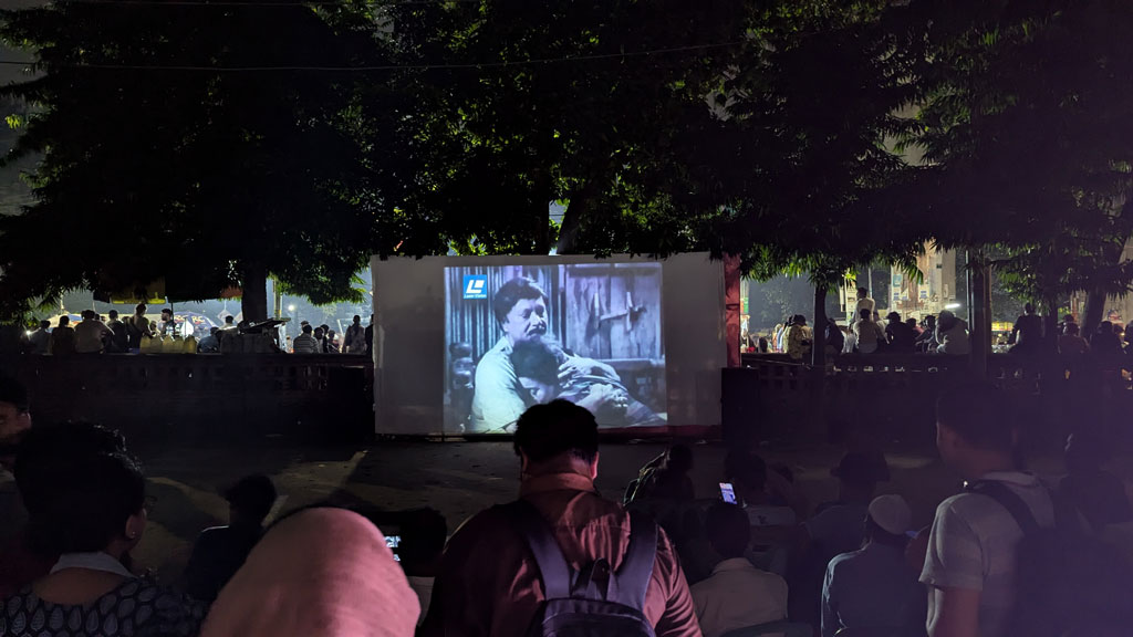টিএসসিতে যুদ্ধাপরাধীদের ছবি প্রদর্শনীর প্রতিবাদে ‘হাঙর নদী গ্রেনেড’ প্রদর্শন