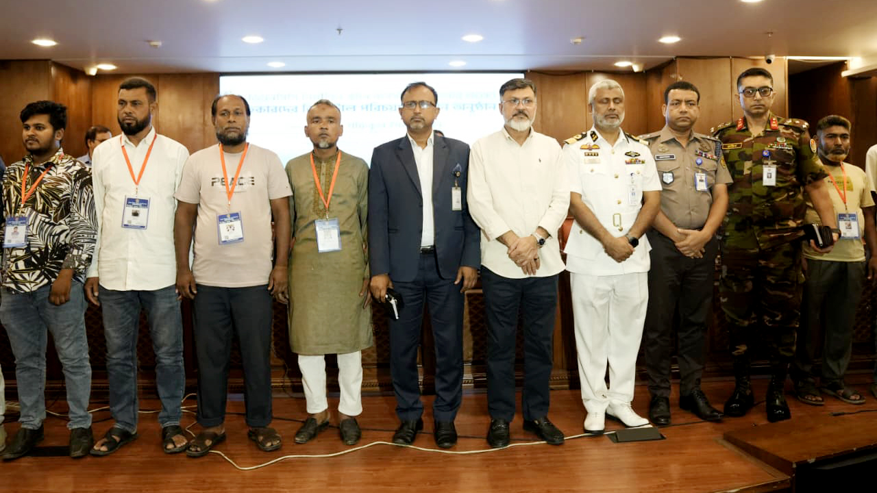 দুই সিটিতে ৩০২ হকারকে পুনর্বাসন ও কার্ড প্রদান