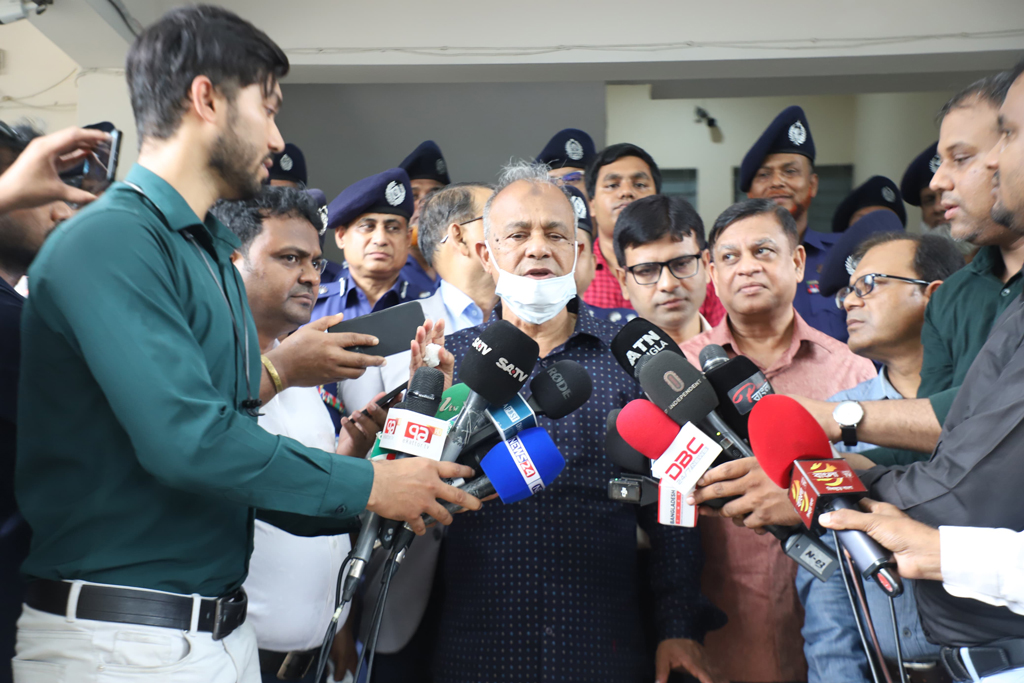 সভ্য দেশে এমন ঘটনা অকল্পনীয়, মিটফোর্ডে নৃশংসতায় স্বরাষ্ট্র উপদেষ্টা