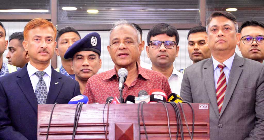 রাজধানীর হযরত শাহজালাল আন্তর্জাতিক বিমানবন্দরের তৃতীয় টার্মিনাল শনিবার পরিদর্শন শেষে সাংবাদিকদের সঙ্গে কথা বলেন স্বরাষ্ট্র উপদেষ্টা লেফটেন্যান্ট জেনারেল (অব.) মো. জাহাঙ্গীর আলম চৌধুরী। ছবি: আজকের পত্রিকা