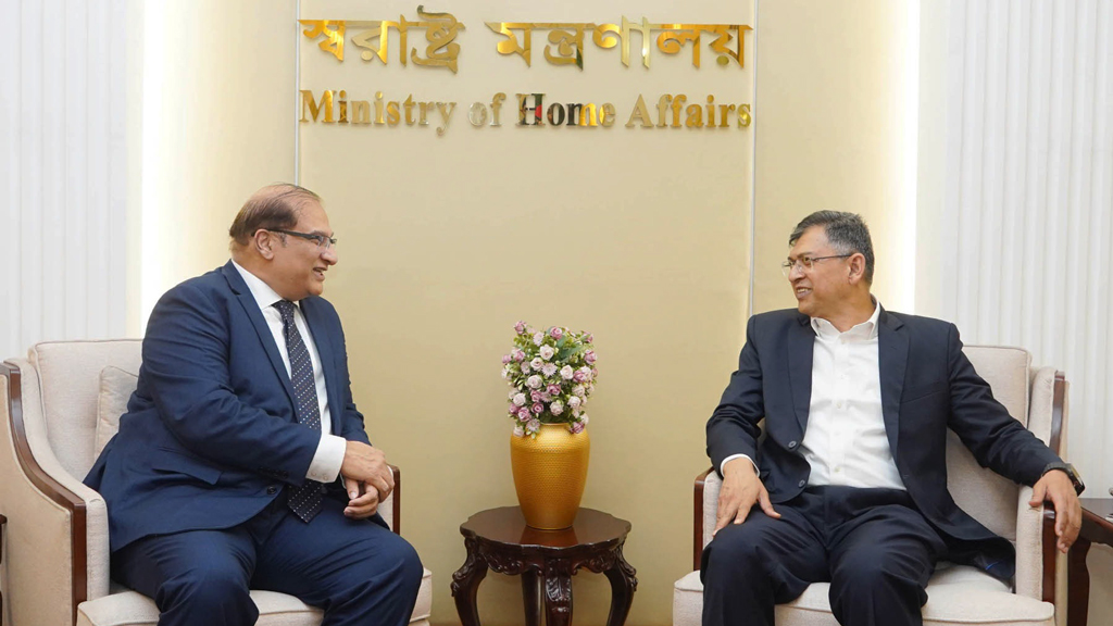 স্বরাষ্ট্রমন্ত্রীর সঙ্গে পাকিস্তানের হাইকমিশনারের সৌজন্য সাক্ষাৎ