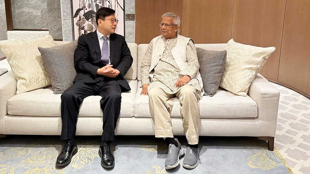 ড. ইউনূসের হংকংয়ে যাত্রাবিরতি, স্বাগত জানালেন শ্রমমন্ত্রী