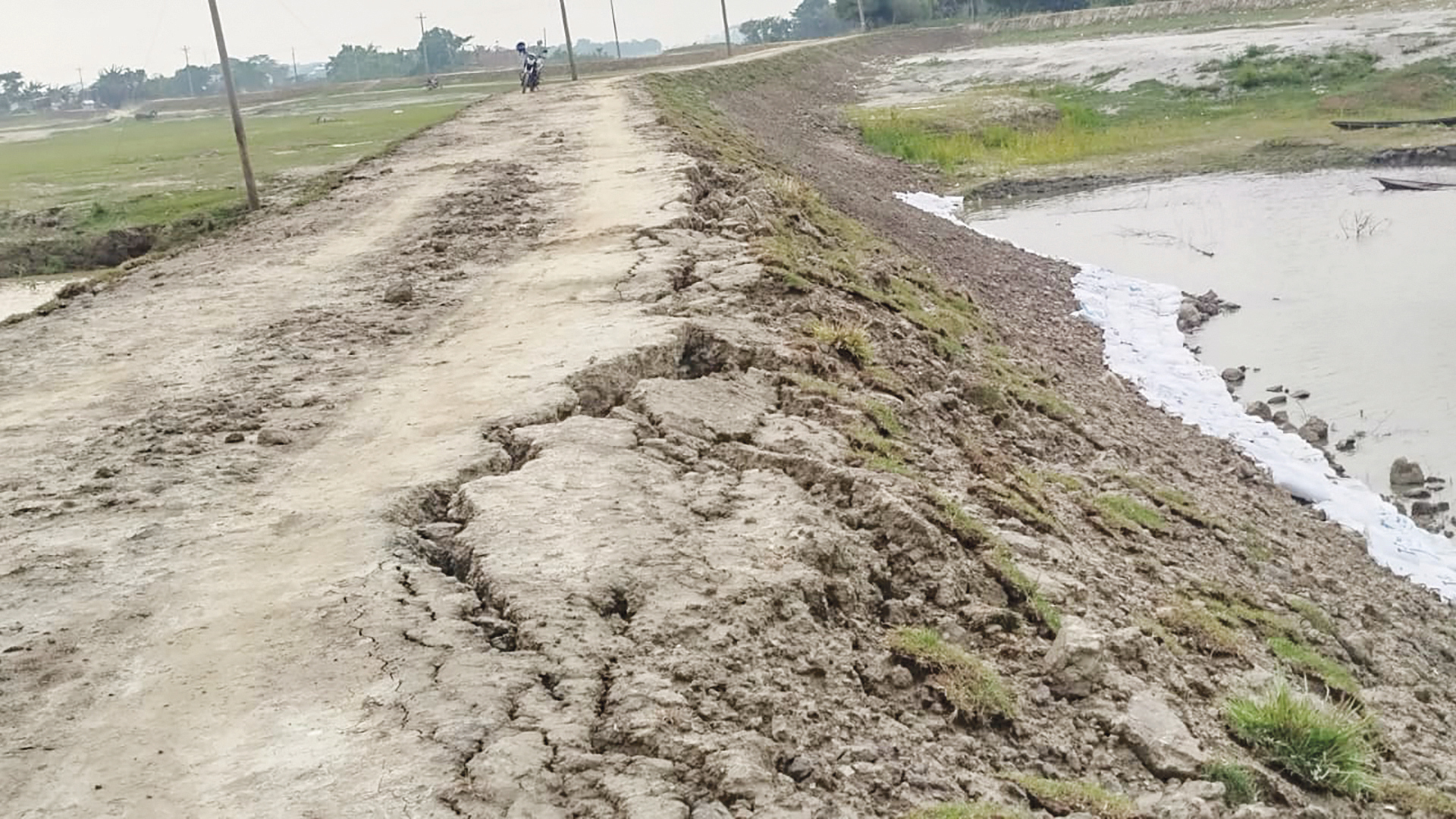হাওরে দুর্বল বাঁধ, শঙ্কায় কৃষক