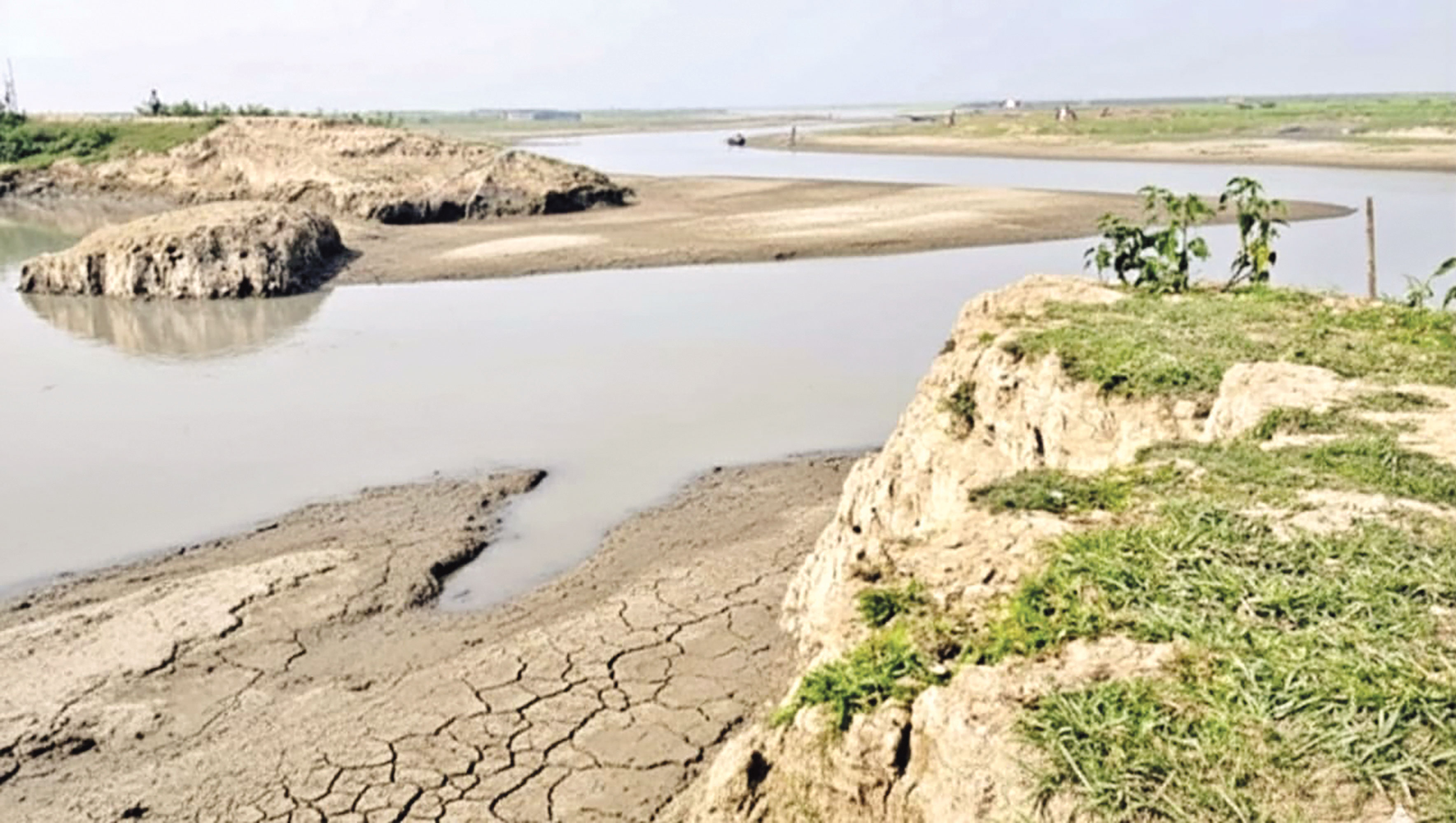 হাওরে ফসল রক্ষা বাঁধ নির্মাণ শুরু না হওয়ায় শঙ্কায় কৃষক