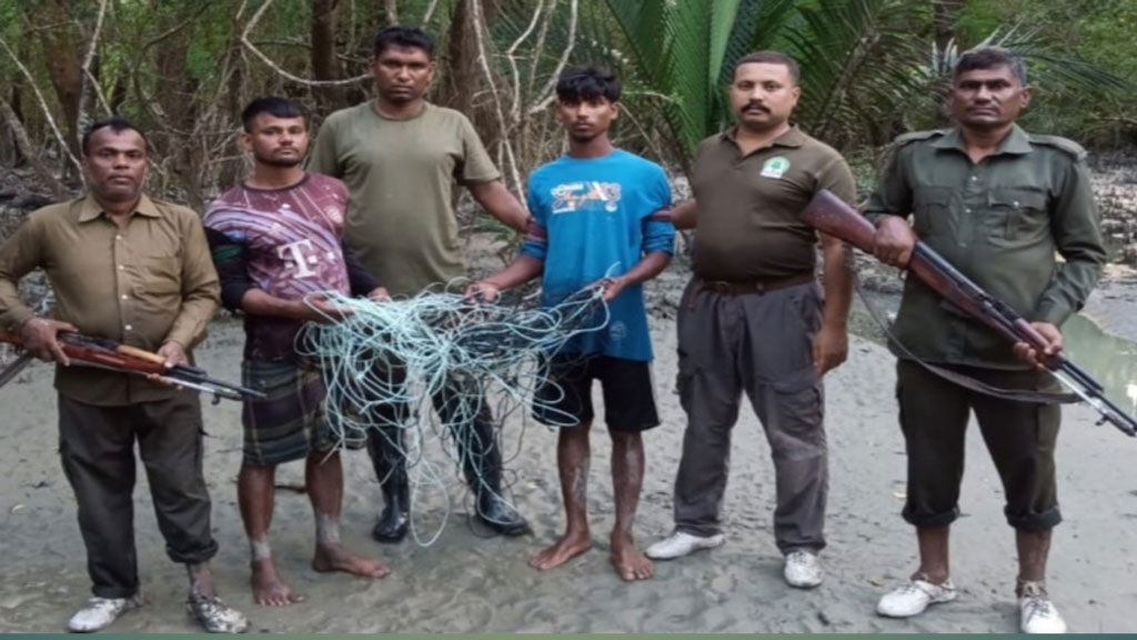 সুন্দরবনের ডিমেরচরে দুই হরিণ শিকারি আটক, হরিণ ধরার ফাঁদ জব্দ