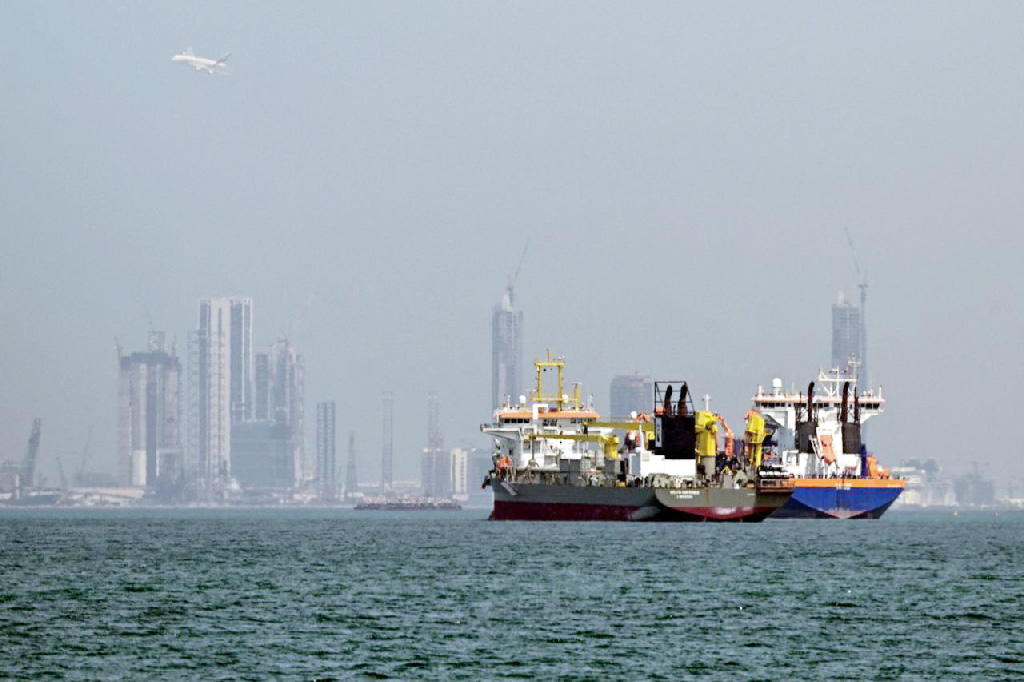 ইরানের অবরোধে হরমুজ প্রণালিতে আটকে আছে ২১৯০টি জাহাজ