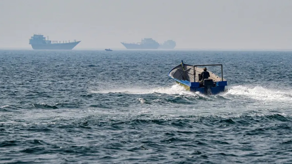 হরমুজে ৩টি কনটেইনার জাহাজে গুলি, হতাহত নেই