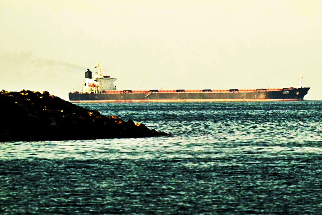 হরমুজ প্রণালি খুলে দিল ইরান, পারাপারে মানতে হবে যে শর্ত