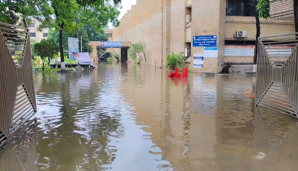 বৃষ্টি হলেই মাতুয়াইল হাসপাতালে হাঁটুপানি