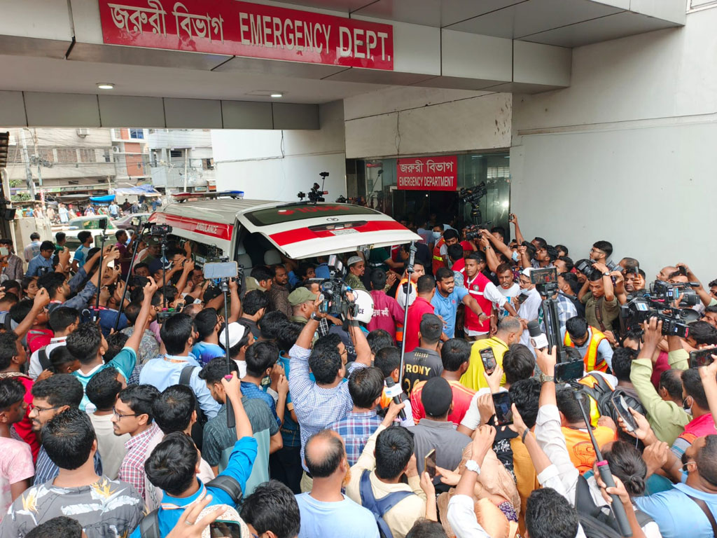 হাসপাতাল এলাকায় অহেতুক ভিড় না করার অনুরোধ প্রধান উপদেষ্টার