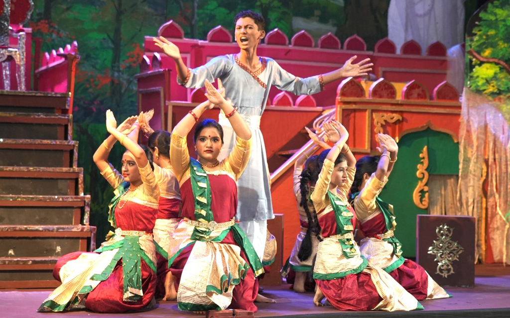 ‘হীরক রাজার দেশে’ মঞ্চস্থ করল স্কলাস্টিকার শিক্ষার্থীরা