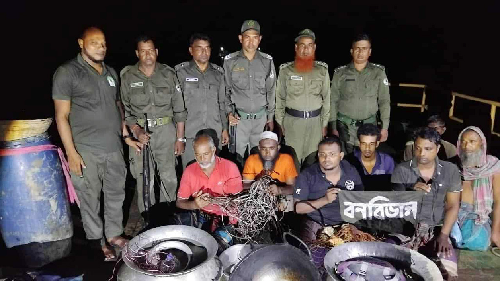 সুন্দরবনে হরিণ শিকারের সরঞ্জামসহ সাতজন আটক
