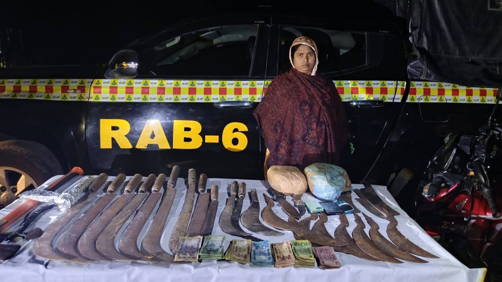 হরিণাকুণ্ডুতে মাদক-দেশীয় অস্ত্রসহ নারী গ্রেপ্তার