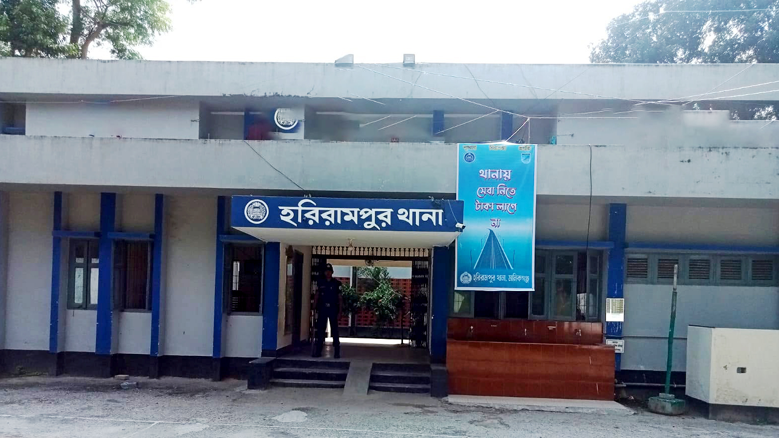 মানিকগঞ্জে বিএনপির দুই পক্ষের অবস্থান কর্মসূচি ঘিরে উত্তেজনা, থানার সামনে ককটেল সদৃশ বস্তু