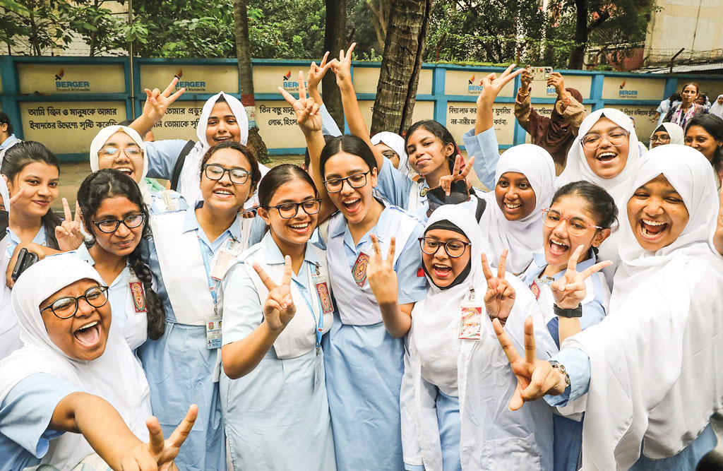 এইচএসসির ফল: শিক্ষাব্যবস্থার আয়নায় প্রতিফলিত চিত্র