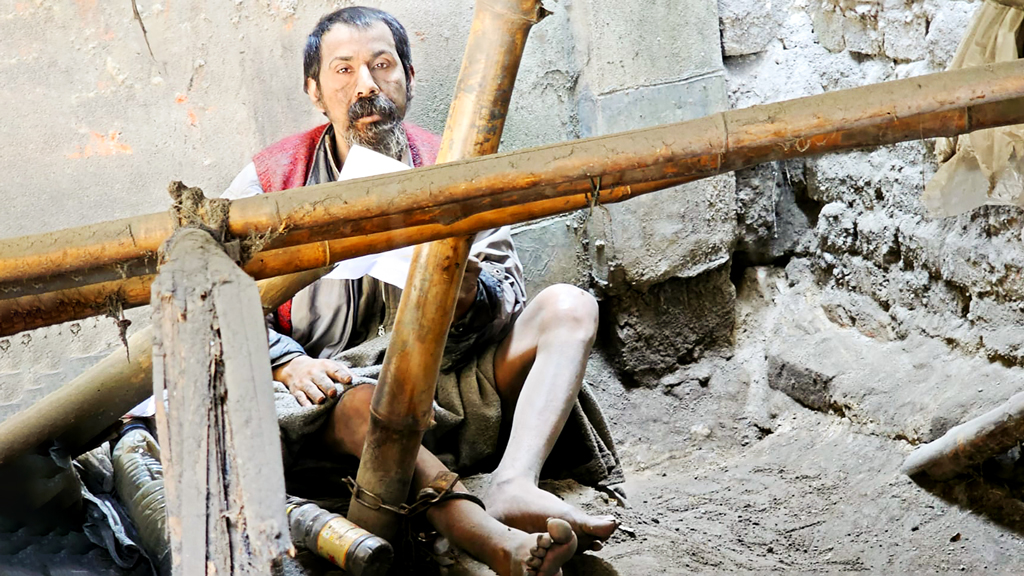 চিকিৎসার অভাব: শিকলবন্দী জীবন