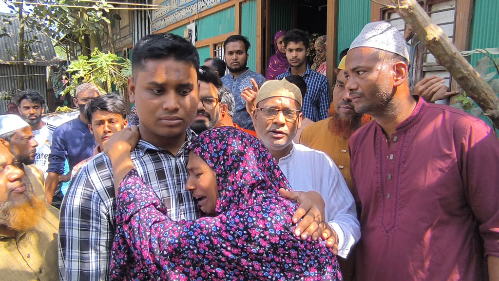 আবদুস সামাদের স্বজনদের সান্ত্বনা দেন হাসনাত আবদুল্লাহ। ছবি: সংগৃহীত