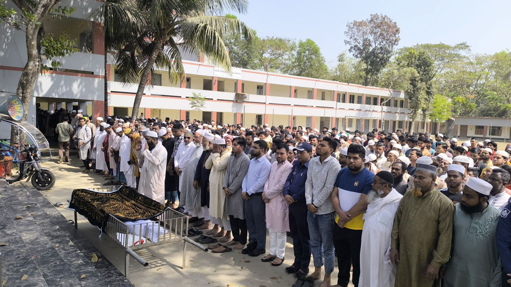 আবদুস সামাদের জানাজায় উপস্থিত মুসল্লিদের একাংশ। ছবি: সংগৃহীত
