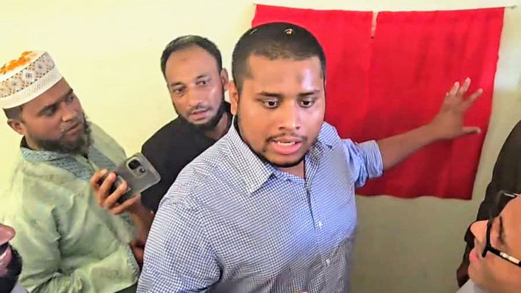 নামফলকে নিজের নাম দেখে ফলক উন্মোচন করেননি হাসনাত আবদুল্লাহ, আলোচনা-সমালোচনা