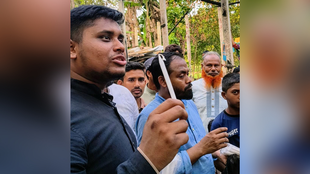 লোডশেডিংয়ের প্রতিবাদে মোমবাতি বিতরণ করলেন হাসনাত আবদুল্লাহ