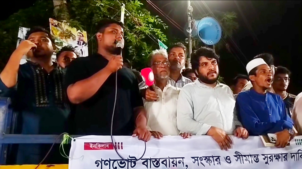 সরকার গ্রামগঞ্জের মানুষের হাতে বিদ্যুতের পরিবর্তে মোমবাতি ও হারিকেন ধরিয়ে দিয়েছে: হাসনাত আবদুল্লাহ