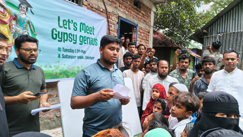 প্রথম বেতনের অর্থে বেদে সম্প্রদায়ের শিক্ষার্থীদের বৃত্তি দিলেন হাসনাত