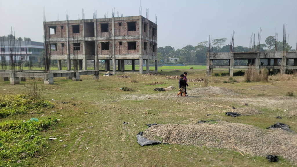 গোপালগঞ্জের কাশিয়ানী উপজেলায় নিজামকান্দি হাসপাতালের অসমাপ্ত ভবন। ছবি: আজকের পত্রিকা