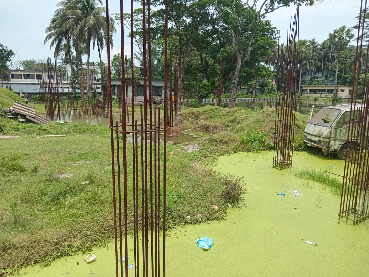 চিকিৎসা চলছে ভাঙা ভবনে, কবে হবে নির্মাণ শেষ?