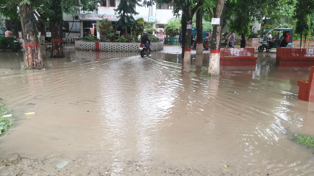 বৃষ্টি হলেই তলিয়ে যায় ইসলামপুর হাসপাতাল চত্বর