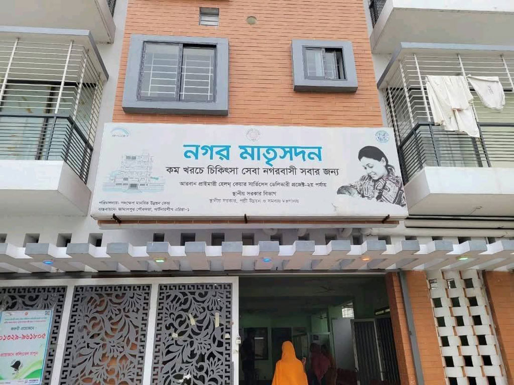 নার্সের হাতে সন্তান প্রসবের চেষ্টা, নবজাতকের মৃত্যুতে হাসপাতাল ভাঙচুর