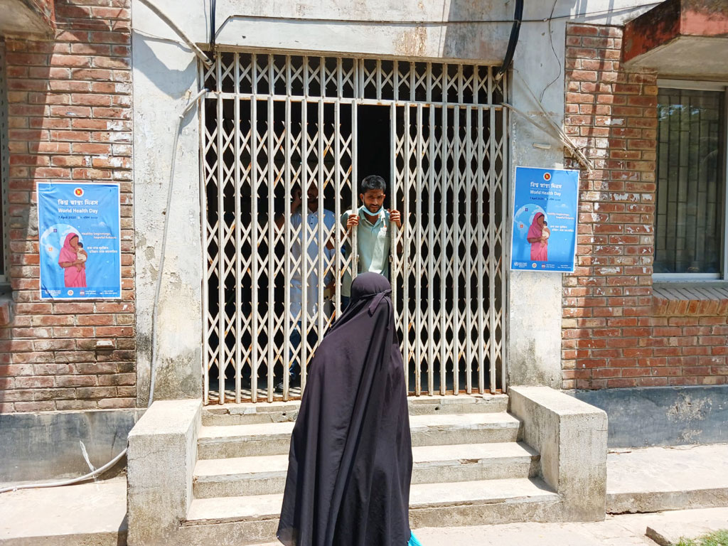 ভোলা জেনারেল হাসপাতালে কর্মবিরতির কারণে বন্ধ করে দেওয়া হয়েছে ফটক। ছবি: আজকের পত্রিকা