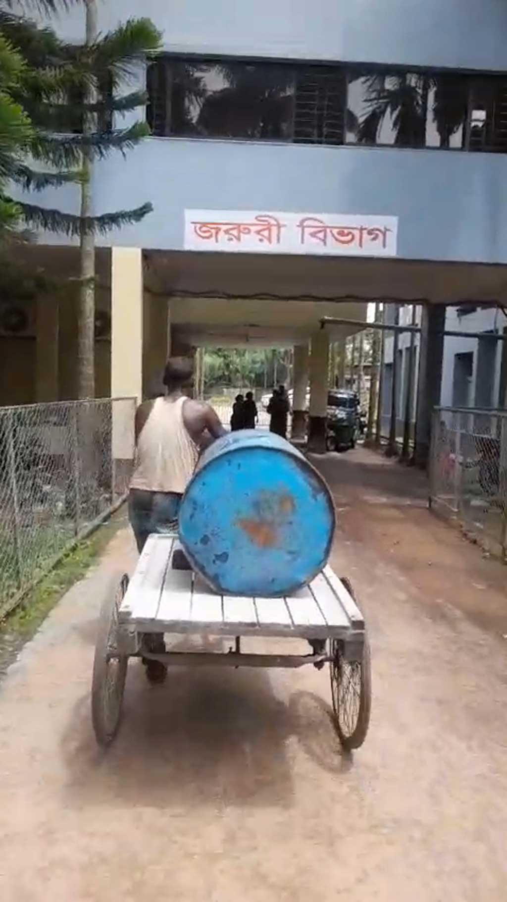 হাসপাতালে সাবেক ভূমিমন্ত্রীর তেলের ড্রাম পাঠানো নিয়ে তেলেসমাতি