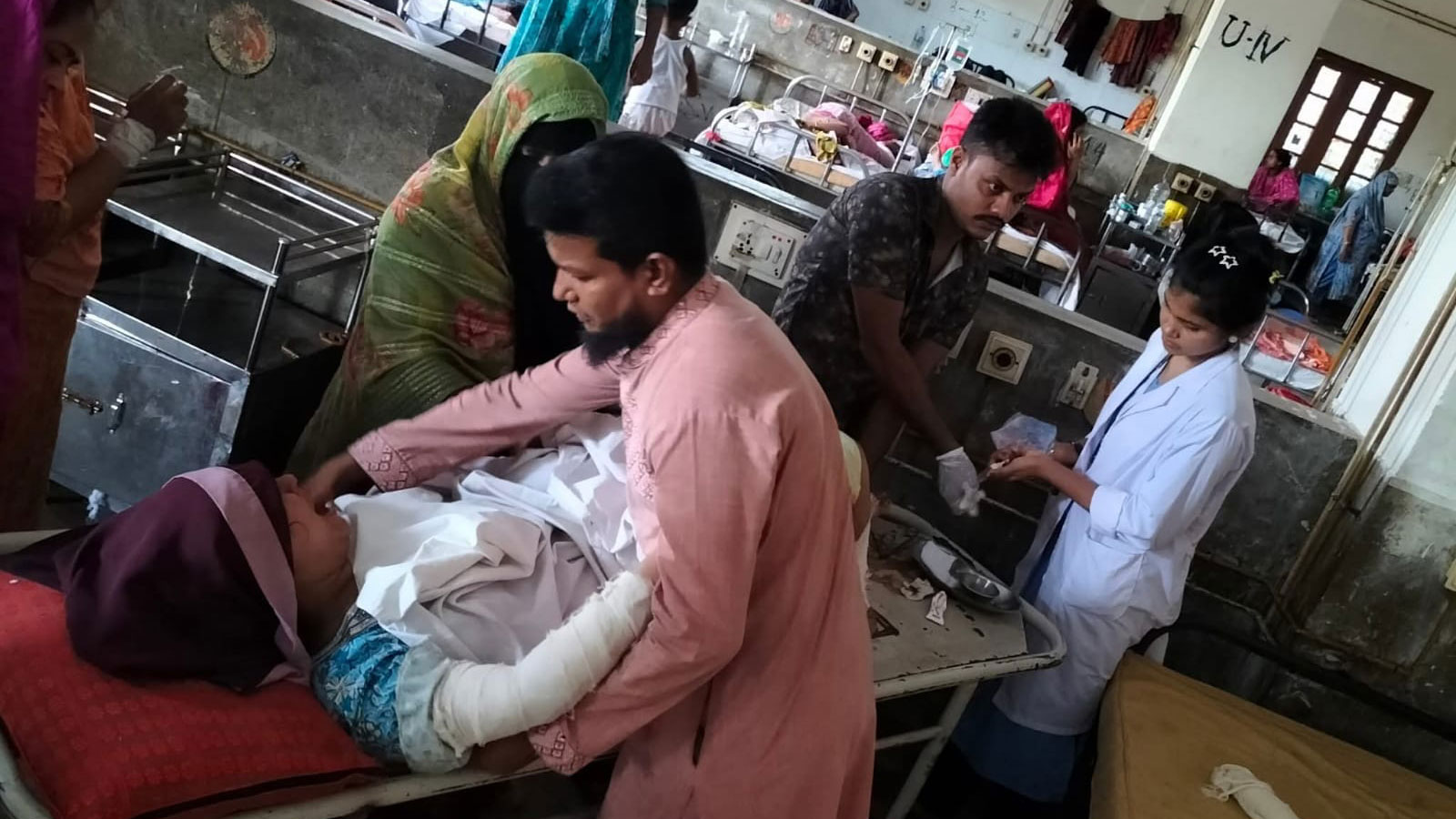 সড়কের পাশে পড়ে ছিলেন পলিথিনে মোড়ানো অ্যাসিডদগ্ধ অন্তঃসত্ত্বা নারী