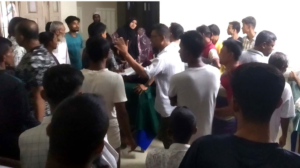 ভ্যানগাড়িতে ট্রাকের ধাক্কায় নারী নিহত