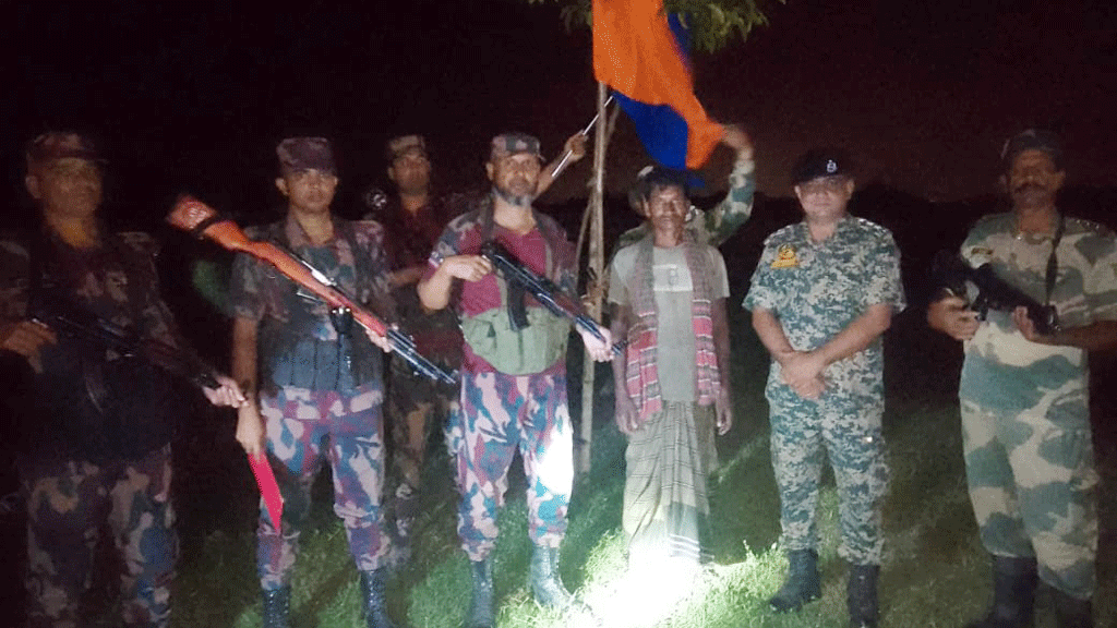 আটক যুবককে বিজিবির কাছে হস্তান্তর বিএসএফের